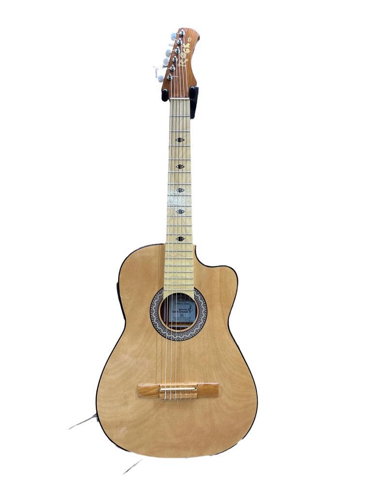 GUITARRA CERRO GRANDE CLASICA CURVA CON PASTILLA CV6 N