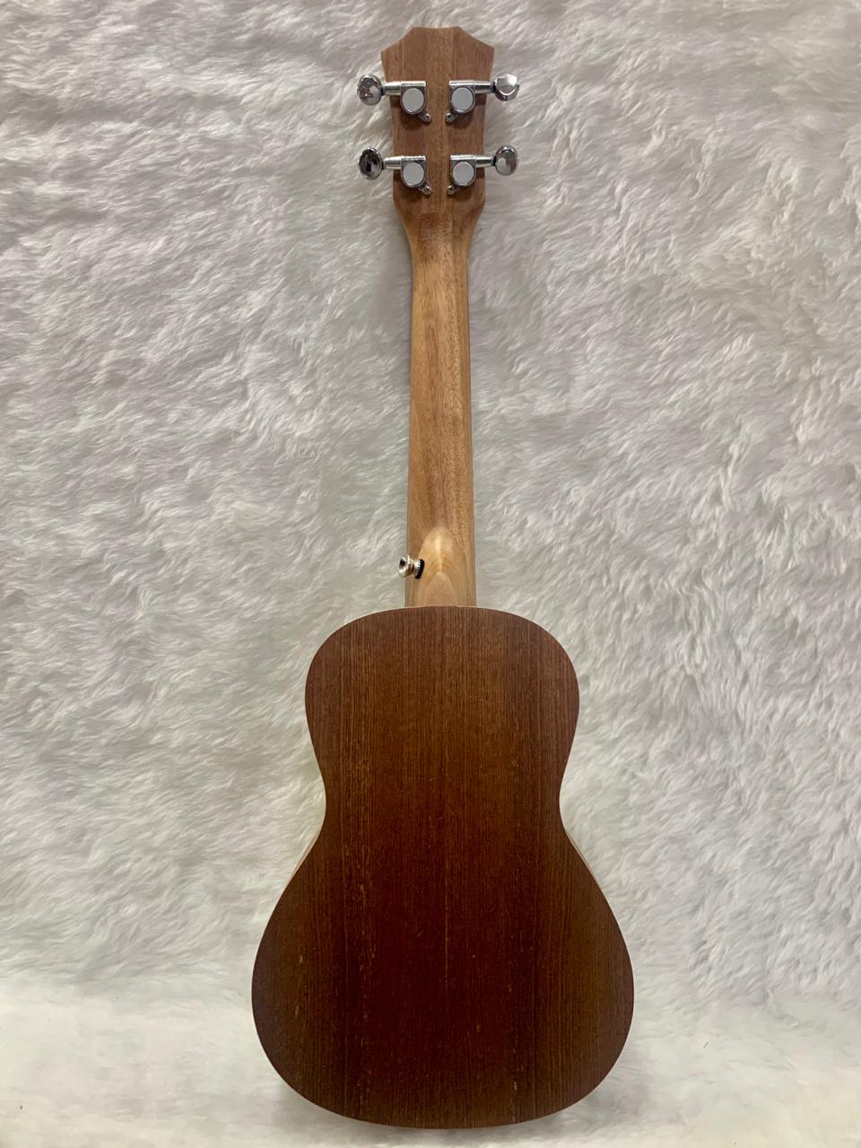 UKULELE CONCIERTO ROCKSTAR CON ACCESORIO