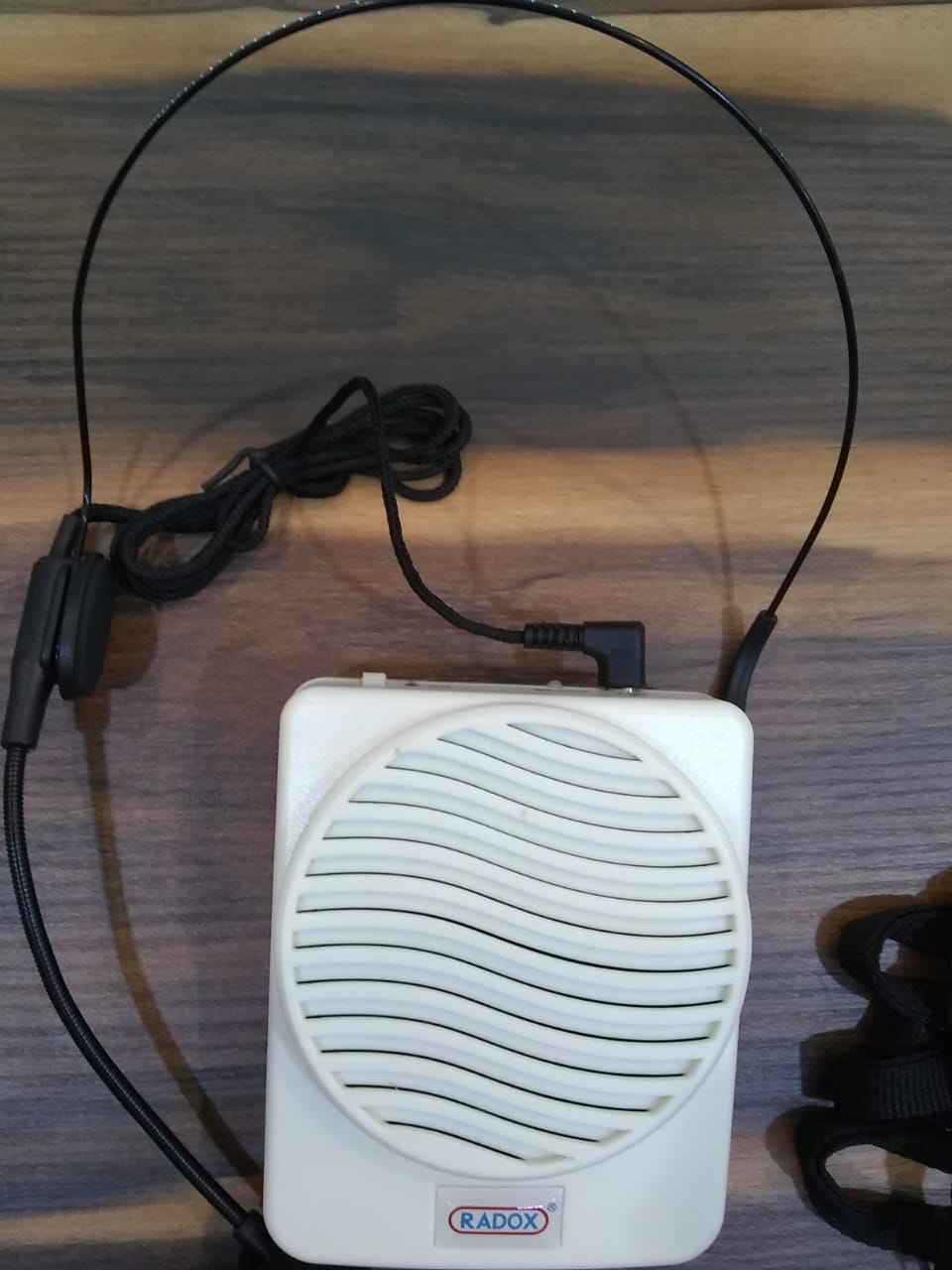 AMPLIFICADOR PORTATIL CON MICROFONO DE DIADEMA MARCA RADOX MOD: 010-555