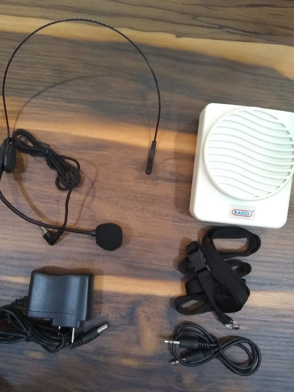 AMPLIFICADOR PORTATIL CON MICROFONO DE DIADEMA MARCA RADOX MOD: 010-555