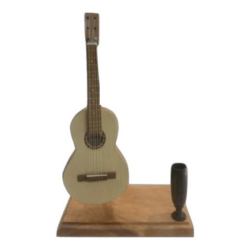 ADORNO GUITARRA PORTA PLUMA ARTESANAL BASE RECTANGULAR