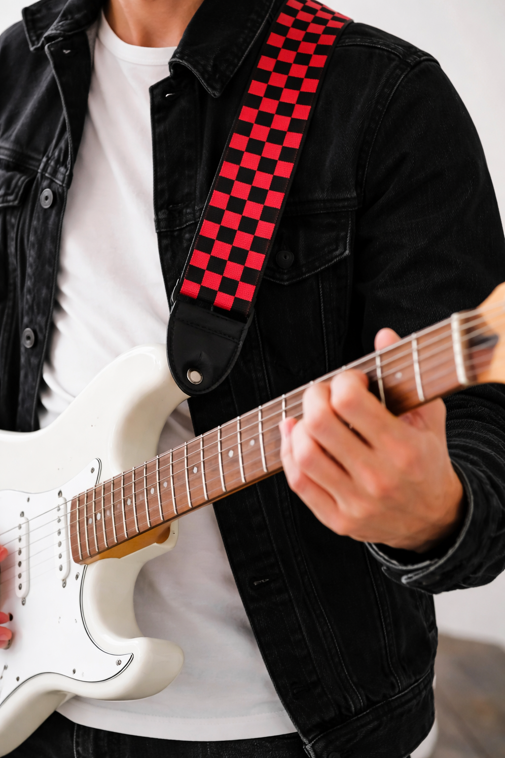 CORREA STRAP PARA GUITARRA CUADOROS NEGRO/ROJOS | 043-073 N