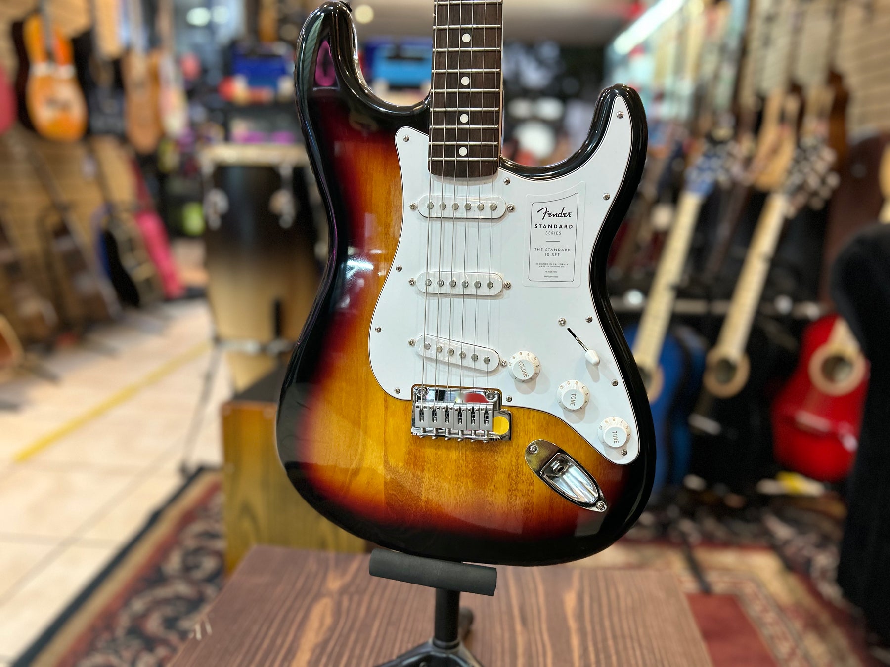 GUITARRA ELECTRICA FENDER STRATOCASTER SUNBURST 0266240500 M